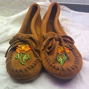 Minnetonka Brown Suede Beaded Floral Moccasins